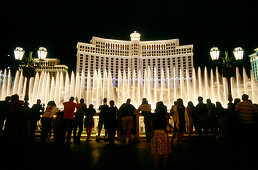 Zuschauer bei Nacht am Brunnen vor Hotel Bellagio, Las Vegas, Nevada, USA, Amerika