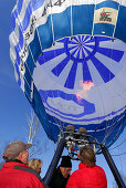 Start zu Ballonfahrt, Heizen des Heissluftballons mit Passagieren in der Gondel, Montgolfiade in Bad Wiessee, Tegernsee, Oberbayern, Bayern, Deutschland
