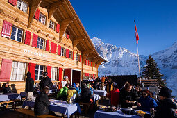 Gäste auf der Terrasse einer Skihütte, First, Grindelwald, Berner Oberland, Kanton Bern, Schweiz