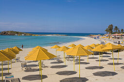 Strand mit Sonnenschirme, Nissi Beach, Agia Napa, Südzypern, Zypern