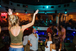 Junge Leute beim Tanzen in der Disco, Lion Garden Diskothek, Famagusta, Ammochostos, Gazimagusa, Nordzypern, Zypern