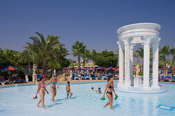 Kinder spielen im Pool, Drei Frauen laufen durch das Wasser, Waterworld Wasserpark, Agia Napa, Südzyprus, Zyprus