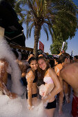 Zwei junge Frauen beim Tanzen, Schaumparty, Nissi Beach, Agia Napa, Südzypern, Zypern