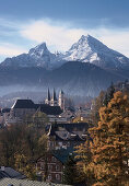 Blick auf Berchtesgaden mit Watzmann im Hintergrund, Berchtesgaden, Bayern, Deutschland