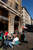 Leute in einem Straßencafe, Gerbergasse, Basel, Schweiz