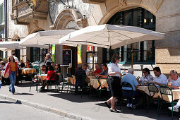 Leute im Restaurant Zum Braunen Mutz, Barfüsserplatz, Basel, Schweiz