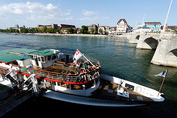 Basel Schiffsausflüge, Mittlere Rheinbrücke, Basel, Schweiz