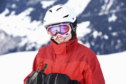 Junge Frau lächelt in die Kamera, See, Skigebiet Paznaun, Tirol, Österreich