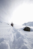 Skifahrer beim Auftstieg, See, Skigebiet Paznaun, Tirol, Österreich