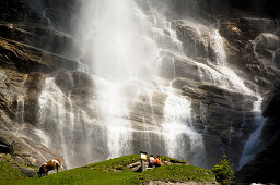 Paar betrachtet Fallbachfall, Maltatal, Hohe Tauern Nationalpark, Kärnten, Österreich