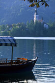 Die Wallfahrtskirche St. Maria im See auf einer Insel im Bleder See, Slowenien