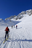 Skitourgeher beim Aufstieg, Griesner Kar, Wilder Kaiser, Kaisergebirge, Tirol, Österreich