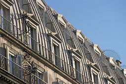 Pariser Dächer, Wohnhäuser der Jahrhundertwende, Belle Époque, Rue de Rivoli, Paris, Frankreich