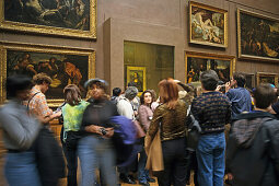 Touristen im Palais de Louvre, Mona Lisa von Leonardo da Vinci im Hintergrund, Paris, Frankreich