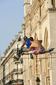 Jugendliche bei einen Inliner Wettbewerb, Sprung über Seil, Kathedrale Notre Dame, gotisch, Domvorplatz, 4. Arrondissement, Paris, Frankreich