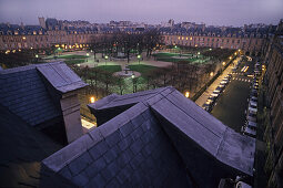 Blick über Dachgauben auf den Place des Vosges am Abend, Marais, 4. Arrondissement, Paris, Frankreich, Europa