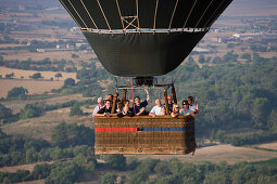 Luftaufnahme von Passagieren im Korb von Mallorca Balloons Warsteiner Heißluftballon, nahe Manacor, Mallorca, Balearen, Spanien, Europa