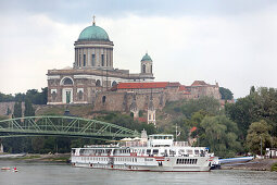 Die Basilika von Esztergom an der Flussbiegung des Danube, Esztergom, Ungarn