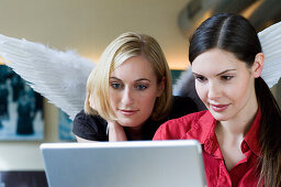 Zwei Frauen arbeiten an einem Laptop