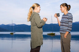 Zwei junge Frauen am Walchensee, Bayern, Deutschland
