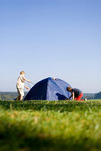 Kinder bauen Zelt auf