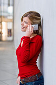 Frau mittleren Alters telefoniert mit einem Handy