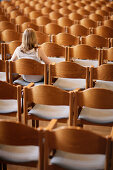 Student sitzt in leerer Vortragssaal, Universität, Bildung