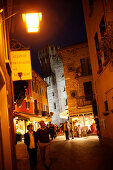 Altstadt von Sirmione bei Nacht, Gardasee, Brescia, Lombardei, Italien