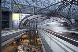 Zug fährt im Hauptbahnhof ein, Berlin, Deutschland