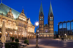 Rathaus und Dom St. Petri am Marktplatz bei Nacht, Bremen, Deutschland