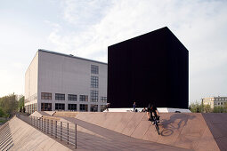Gregor Schneider's The Black Cube in Hamburg. Der Kubus steht zwischen der Kunsthalle und der Galerie der Gegenwart, er erinnert an das grösste Heiligtum des Islams, die Kaaba in Mekka. Schneiders Arbeit ist 14 meter hoch und 13 meter breit, sie ist Teil 