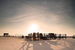 Strandkörbe am Strand bei Sonnenaufgang, St. Peter Ording, Halbinsel Eiderstedt, Schleswig-Holstein, Deutschland, Europa