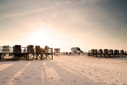 Strandkörbe am Strand bei Sonnenaufgang, St. Peter Ording, Halbinsel Eiderstedt, Schleswig-Holstein, Deutschland, Europa