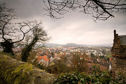 View at castle wall and the houses of Staufenberg in the evening, Staufenberg, Hesse, Germany, Europe