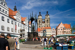 Marktplatz mit Rathaus, Stadtkirche St. Marien und Denkmälern von Luther und Melanchthon, Wittenberg, Sachsen-Anhalt, Deutschland, Europa