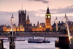 Blick von der Waterloo Bridge auf das Houses of Parliament mit Big Ben, im Vordergrund Hungerford Bridge, London, England, Europe