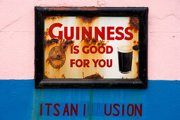 Alter Werbeschild, Werbung für Bier vor Dan Foley's Pub in Annascaul, County Kerry, Irland Europa