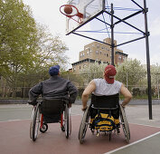 Aktivität, Aussen, Ball, Bälle, Basketball, Behinderte, Behinderter, Behinderung, Behinderungen, Draussen, Erholen, Erholung, Erwachsene, Erwachsener, Farbe, Freizeit, Ganzkörper, Ganzkörperaufnahme, Geschick, Geschicklichkeit, Mann, Männer, Männlich, Mat