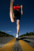 Läufer, Mann läuft auf der Landstrasse in der Nähe von Mount Hood, Hood to Coast Rennen, Oregon, USA