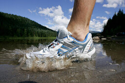 Nahaufnahme von einem Jogging Schuh, Vermillion Lake, Hood to Coast Rennen, von Mount Hood zur Küste, Oregon, USA