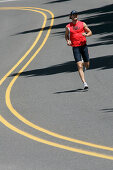 Läufer läuft entlöand der Straße, Hood to Coast Rennen, von Mount Hood zur Küste, Oregon, USA