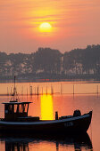 Europa, Deutschland, Mecklenburg-Vorpommern, Insel Rügen, Waase auf Ummanz, Fischerboot im Sonnenuntergang