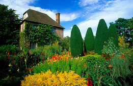 Europa, Grossbritannien, England, Kent, Sissinghurst Castle, [Die Gartenanlage wurde von Vita Sackville-West, Schriftstellerin, und ihrem Ehemann Sir Harold Nicolson, Autor und Diplomat, geschaffen]