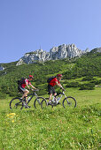 Paar beim Mountainbiken, Kampenwand, Chiemgau, Chiemgauer Alpen, Bayern, Deutschland