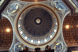 Blick in die Kuppel vom Petersdom, Vatikanstadt, Rom, Italien