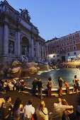 Trevi-Brunnen am Abend, Rom, Italien