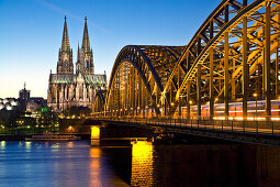 Kölner Dom, Hohenzollernbrücke und Rhein, Köln, Nordrhein-Westfalen, Deutschland, Europa