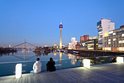 Blick über den Rhein auf Medienhafen und Rheinturm am Abend, Düsseldorf, Nordrhein-Westfalen, Deutschland