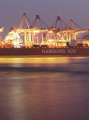 Containerschiff im Hafen, Hansestadt Hamburg, Deutschland