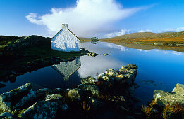 Europe, Great Britain, Ireland, Co. Galway, Connemara, cottage at the coast near Casla